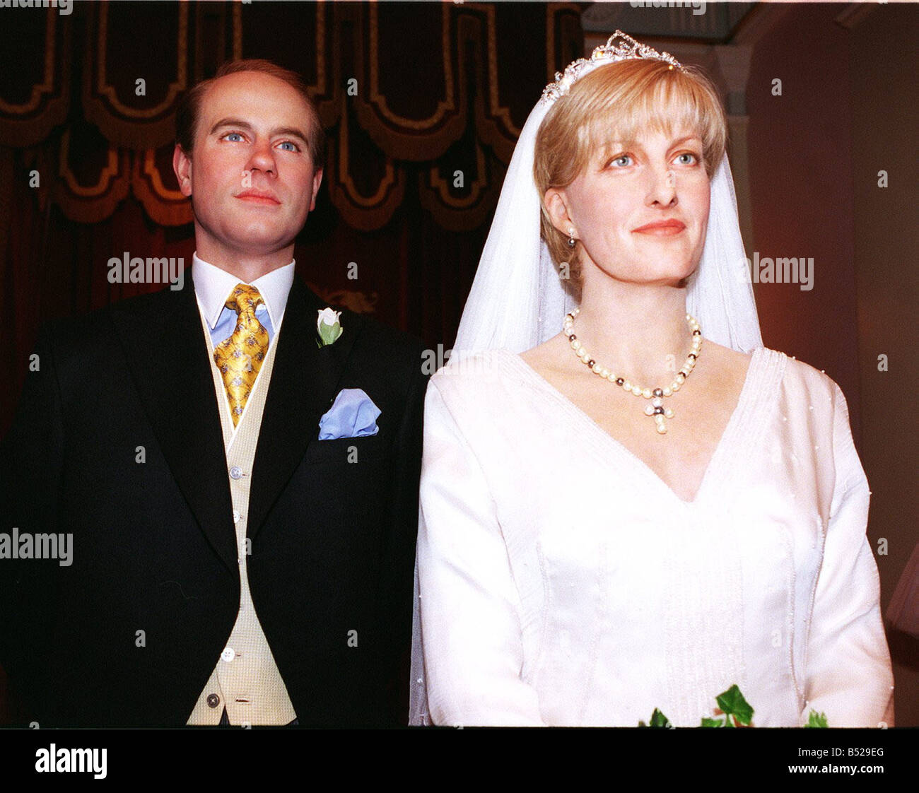 Madame Tussauds Waxworks Juin 1999 Prince Edward comte de Wessex Sophie Rhys Jones la comtesse de Wessex modèles mannequins de cire Madame Tussauds à Musée de Cire portant leurs tenues de mariage Banque D'Images