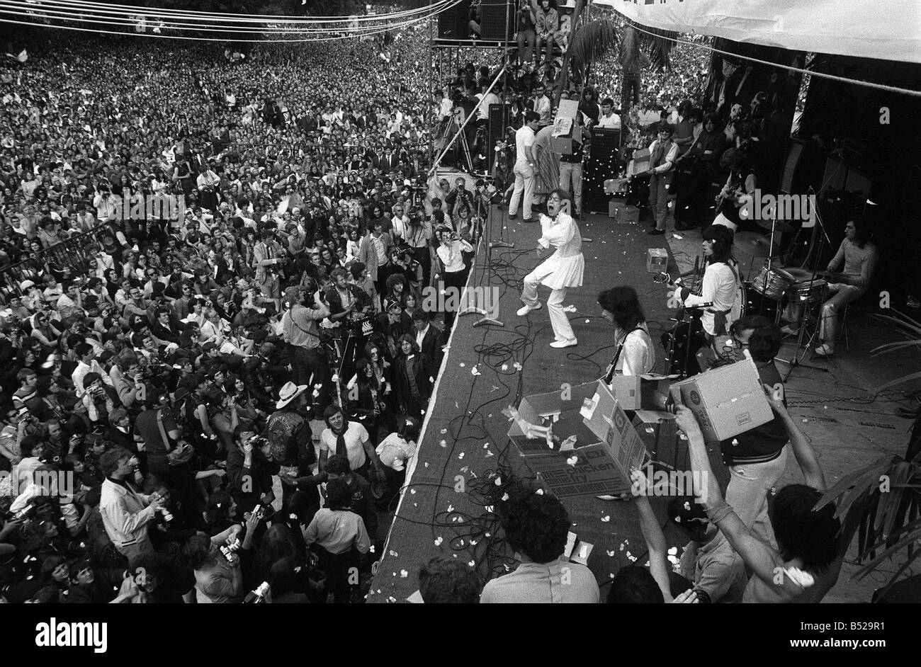 Mick Jagger chante sur scène à un concert des Rolling Stones à Hyde Park Londres 0507 1969 Banque D'Images