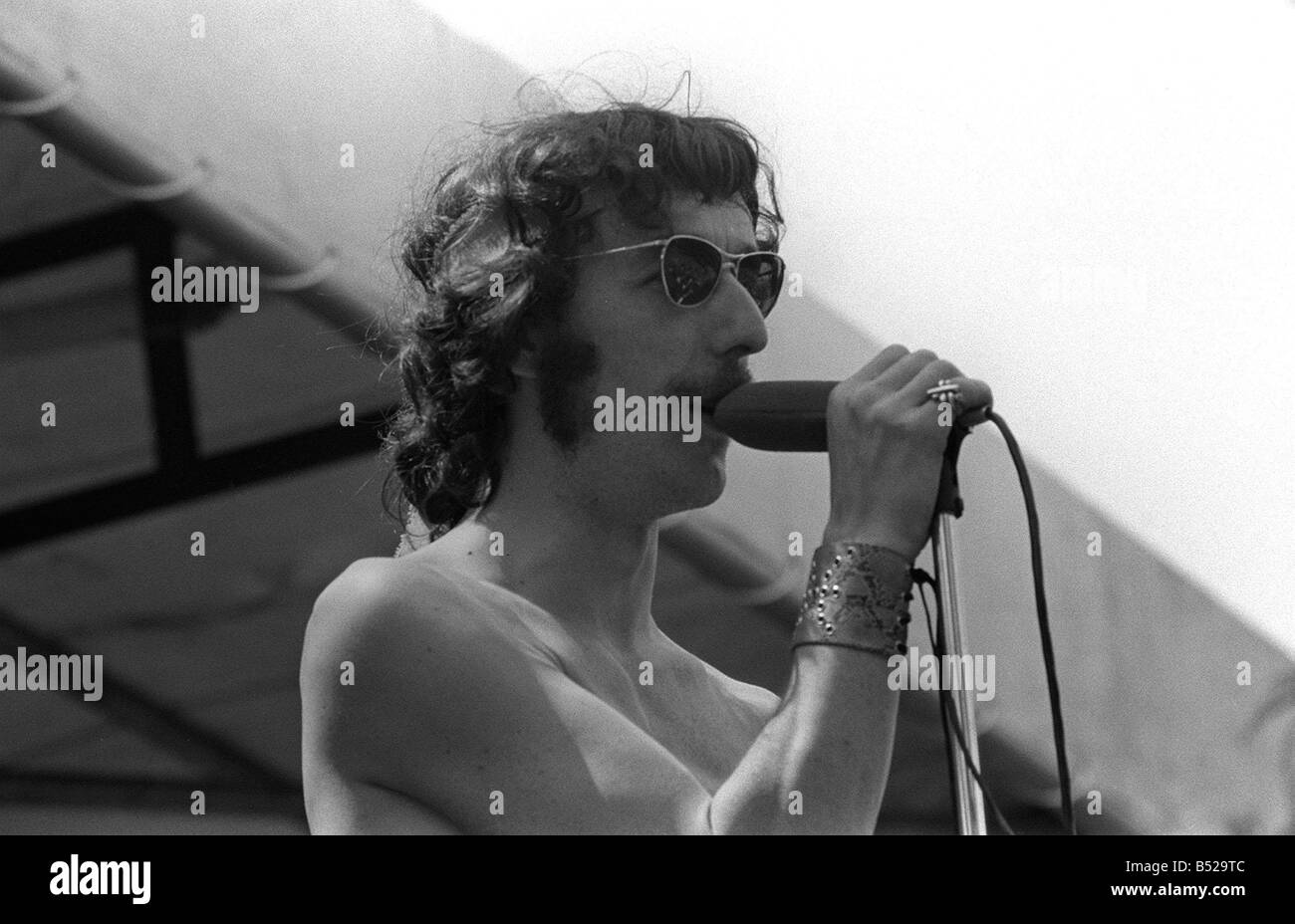 Juillet 1969 Sam Sam Cutler Cutler le compere s indique à l'auditoire les pierres veulent jouer ce soir pour Brian comme les pierres sont venus sur la scène de concert des Rolling Stones à Hyde Park Londres Banque D'Images