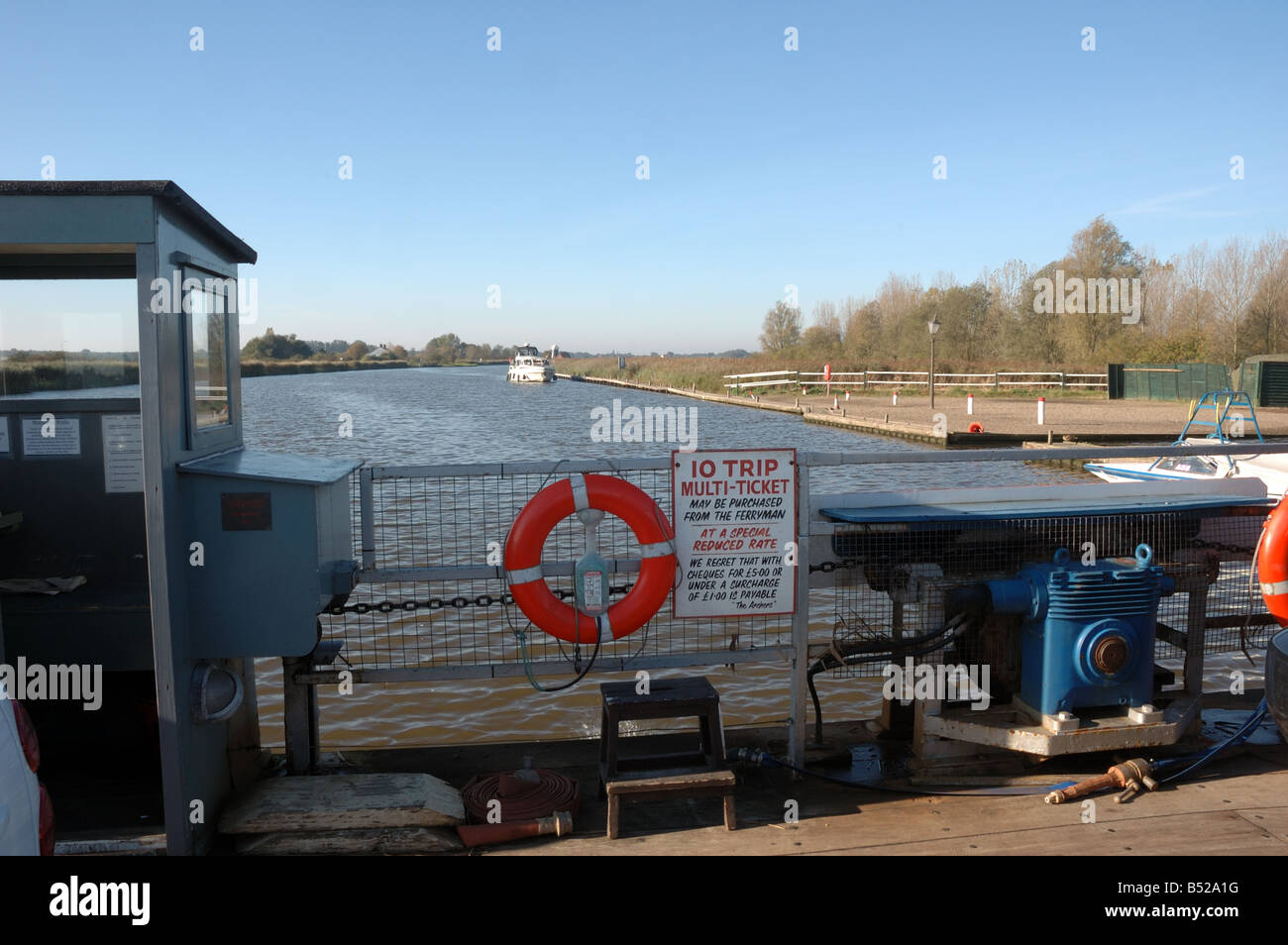 Ferry de la chaîne sur la rivière Yare à Reedham, Norfolk Broads, Parc National Banque D'Images