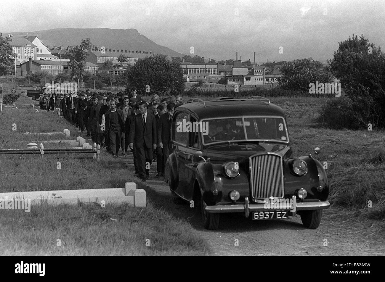Les funérailles de Michael Lynch arrive à Milltown cemetery à Belfast 17A Z8271 émeutes fort irlandais Michael Lynch a été une des premières victimes des troubles qui ont dominé l'histoire de l'Irlande dans la dernière partie du 20ème siècle les violences ont éclaté en 1969 l'année de Michael Lynch et la mort s'est poursuivi jusqu'au 31 août 1994, quelque 25 ans plus tard, plus de 3 000 hommes, femmes et enfants ont perdu leur vie pour les troubles et d'innombrables autres sont cassées et marqué par le long règne de la violence dans la province mais l'espoir qui a suivi la paix de 1994 a été brisée lorsque sur le Banque D'Images