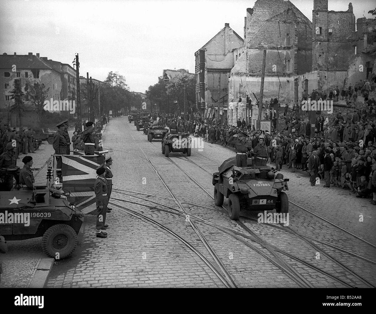 Des véhicules de la 7e division blindée, certains des rats du désert qui ont été les premières troupes britanniques à entrer dans Berlin à la fin de la Seconde Guerre mondiale, passant leur commandant général L O Lyne à plate-forme de juillet 1945 Banque D'Images