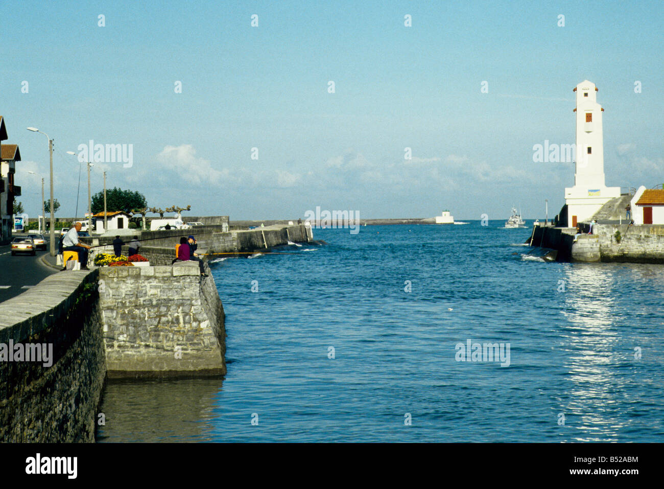 Entrée du port de mer, mur et phare de St-Jean-de-Luz, France Banque D'Images