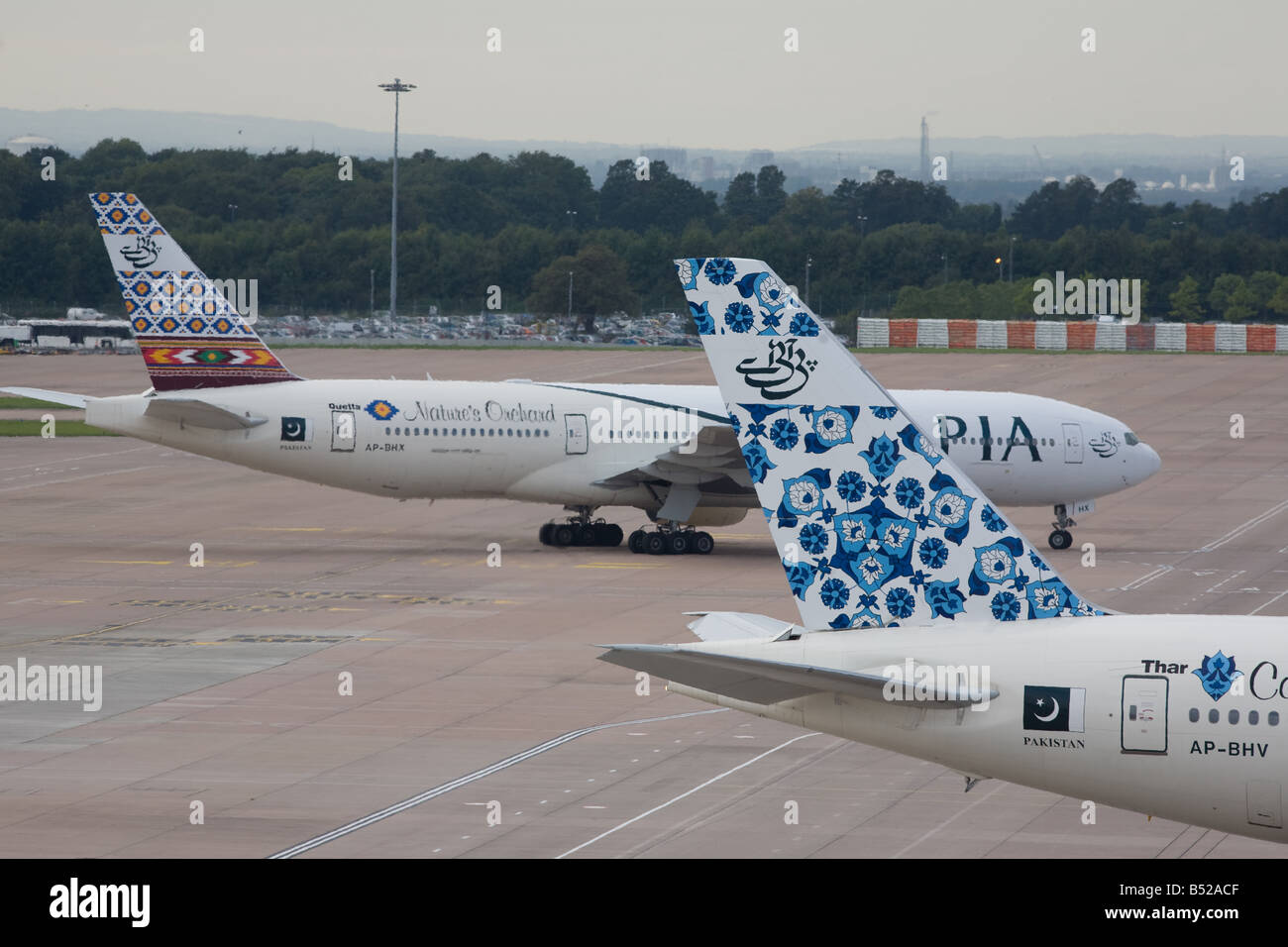 Pakistan International Airlines Boeing 777 twin jet à l'aéroport de Manchester, Royaume-Uni Banque D'Images