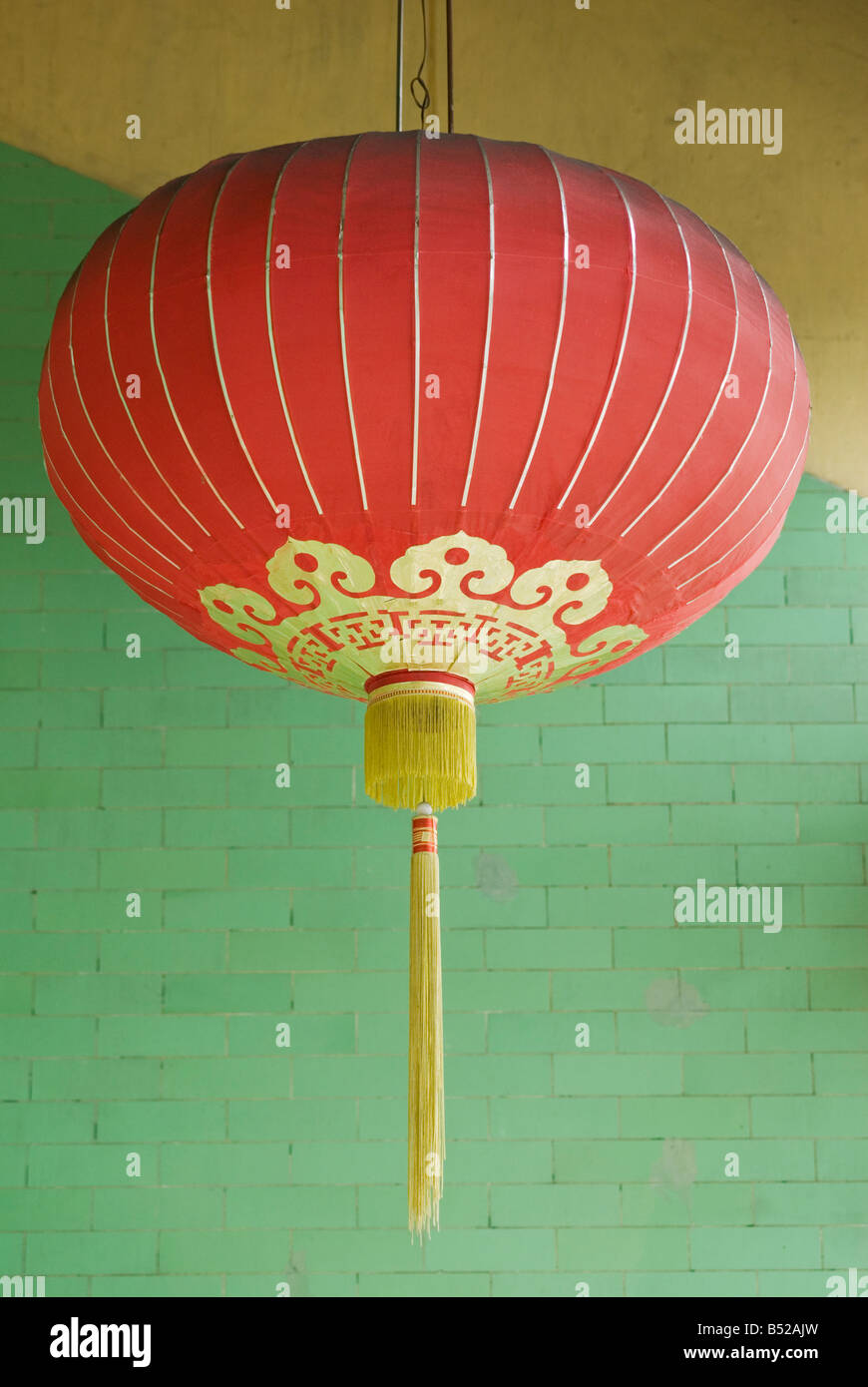 Lanterne Rouge à la bouddhiste Chan Voir Shu Yuen temple construit en 1906, Chinatown, Kuala Lumpur, Malaisie Banque D'Images