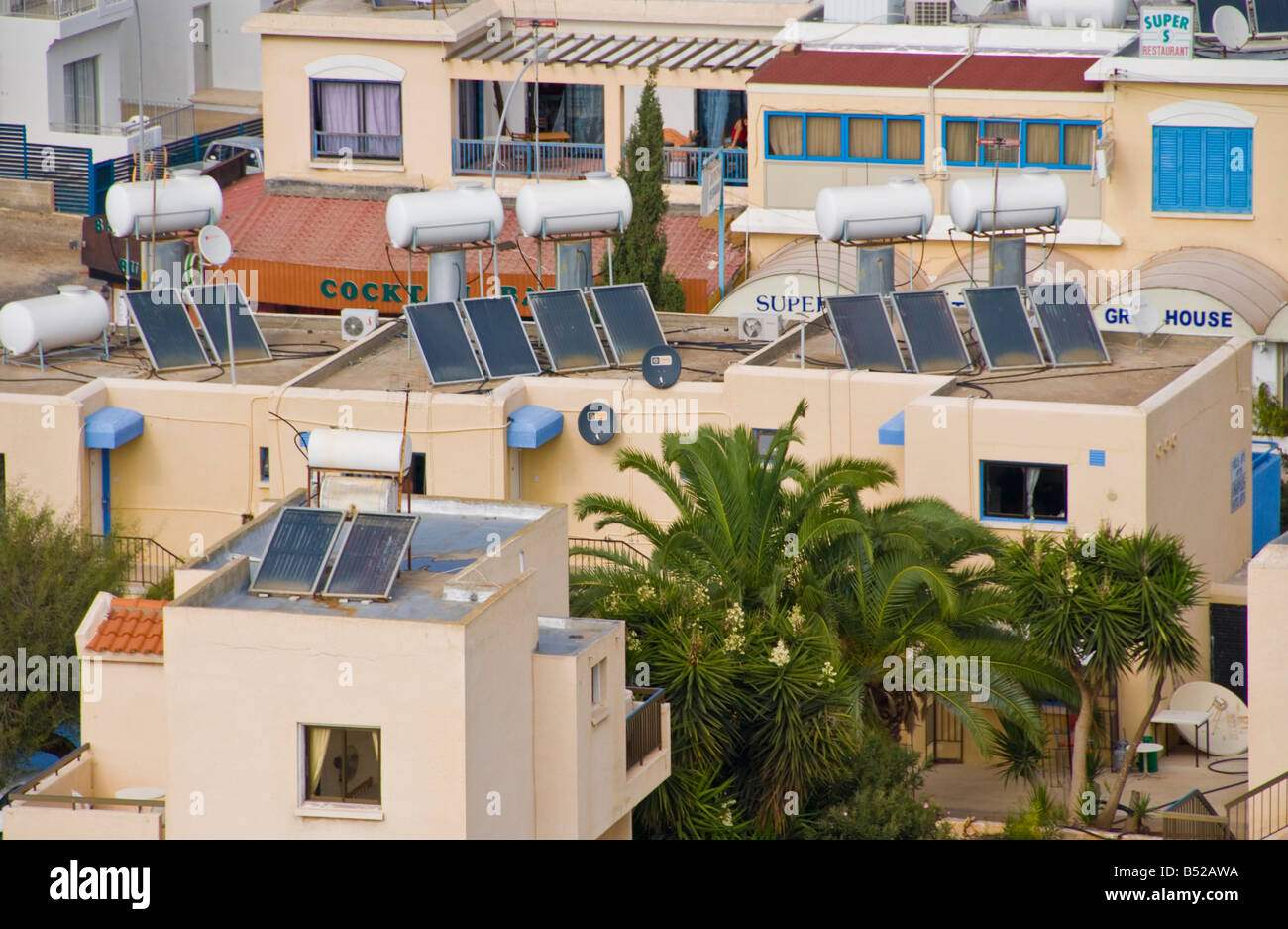 Appartements de vacances avec des panneaux solaires pour l'eau chaude en Protaras sur l'île Méditerranéenne de Chypre UE Banque D'Images