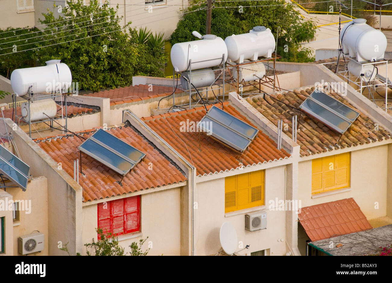 Maisons avec des panneaux solaires pour l'eau chaude en Protaras sur l'île Méditerranéenne de Chypre UE Banque D'Images