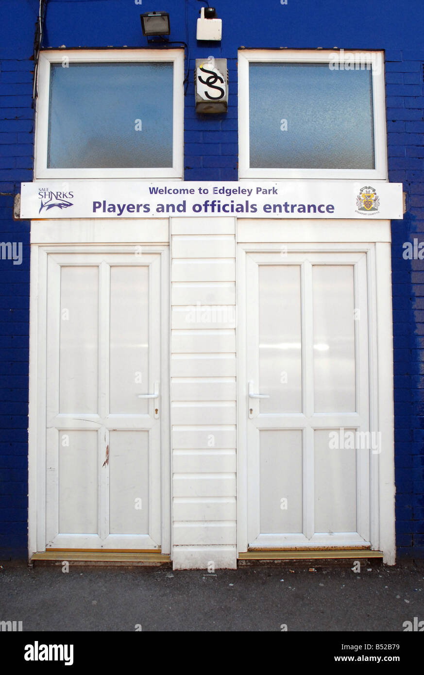 Joueurs et officiels Entrée Edgeley Park Banque D'Images
