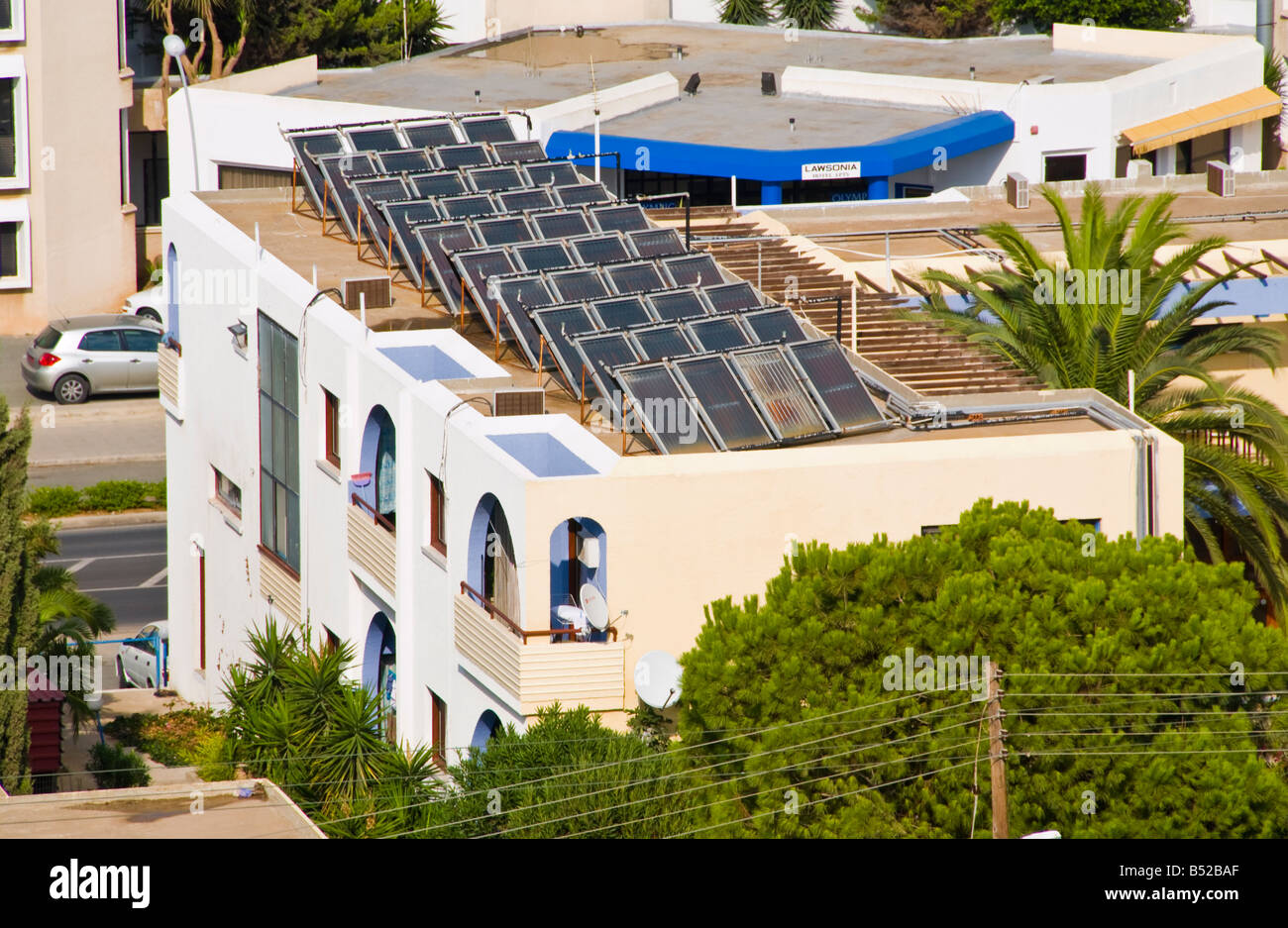 Appartements de vacances avec des panneaux solaires pour le chauffage de l'eau dans la région de Protaras, sur l'île Méditerranéenne de Chypre UE Banque D'Images