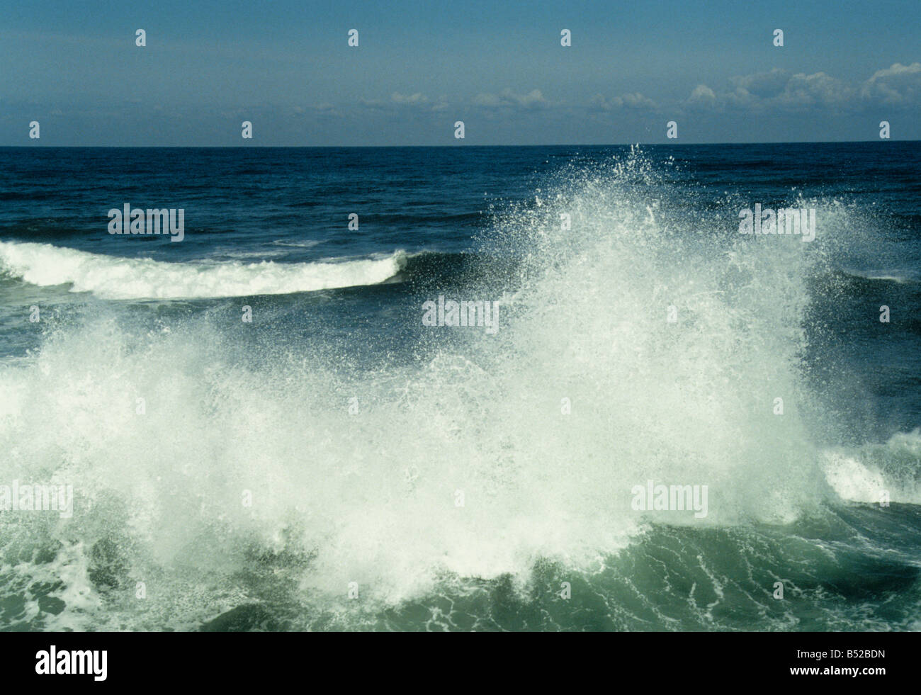 Battre les vagues contre sea wall à St-Jean-de-Luz, France. Banque D'Images
