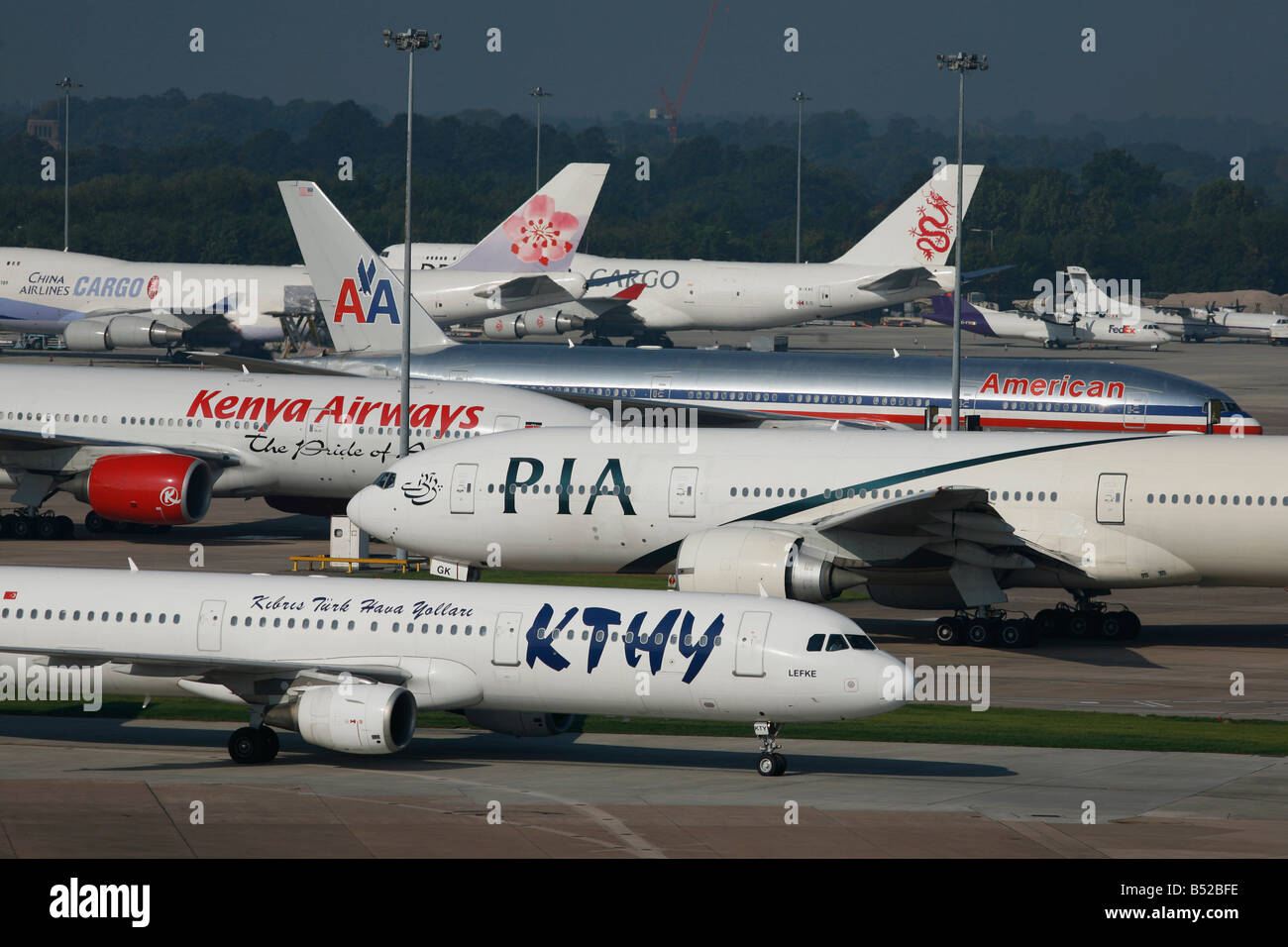 Queue d'avion,l'aéroport International Airlines,homme,les mouvements de l'aéroport de Manchester, au nord ouest de l'Angleterre, Royaume-Uni Banque D'Images