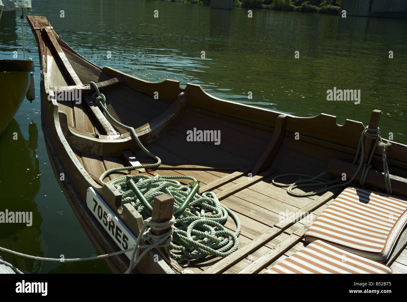 Bateau traditionnel sur le Rio Douro, la région viticole de port du Portugal Banque D'Images