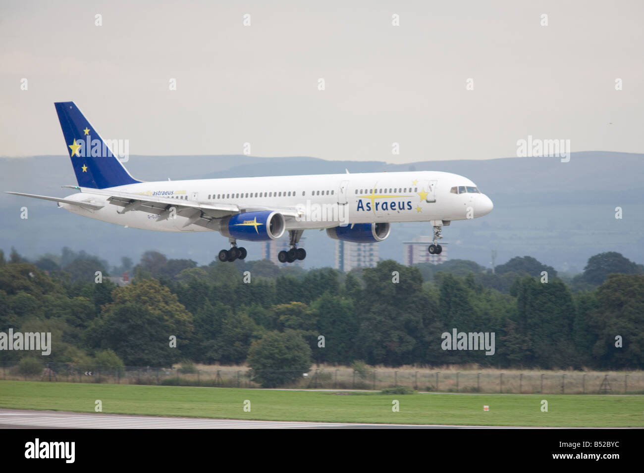 Astreus Airlines Boeing 757 à l'atterrissage à l'aéroport de Manchester Banque D'Images
