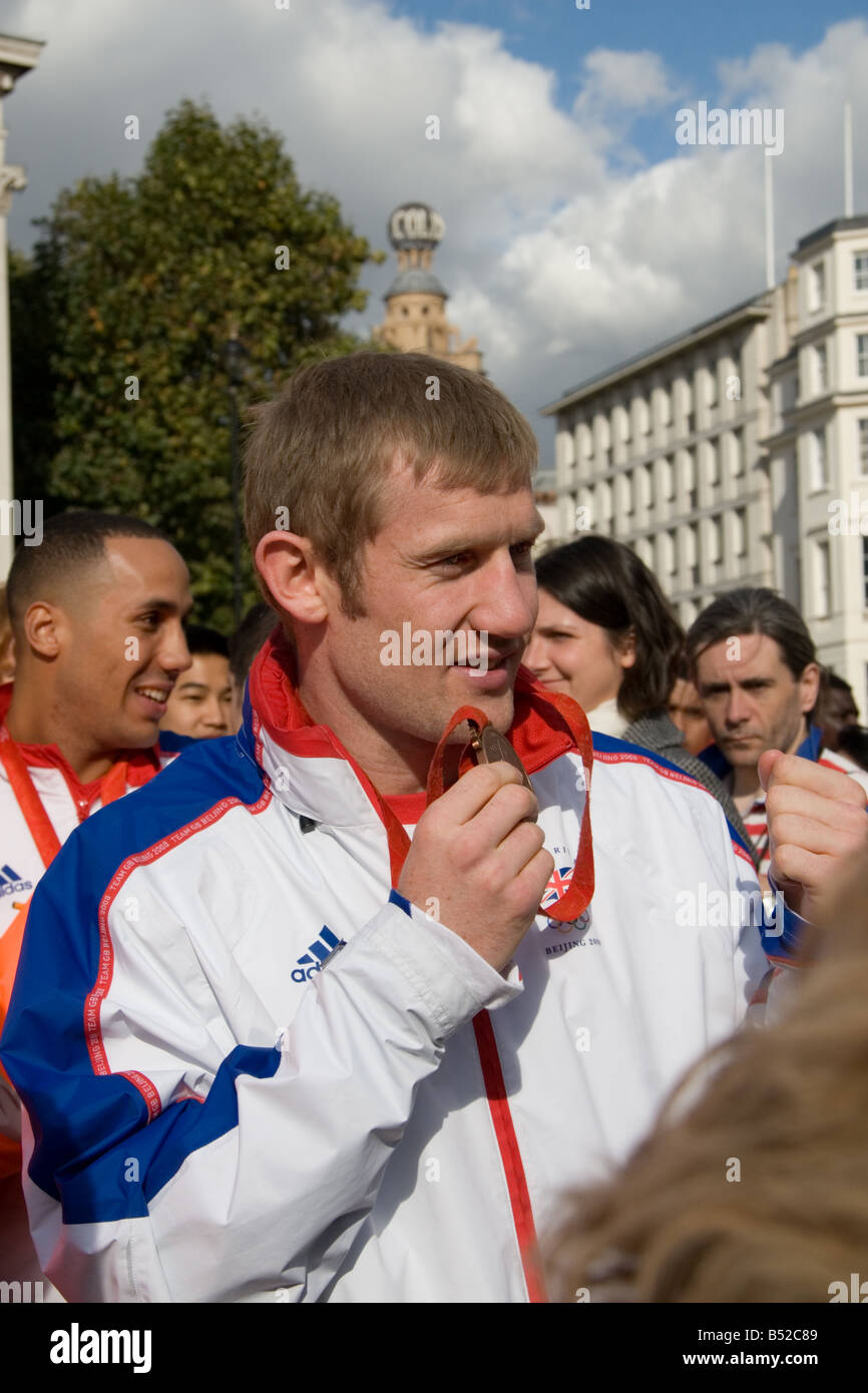 Jeux Olympiques de Beijing, les médaillés de boxe Tony Jeffries et James DeGale, mélanger avec la foule après la victoire Parade, Londres, 2008 Banque D'Images