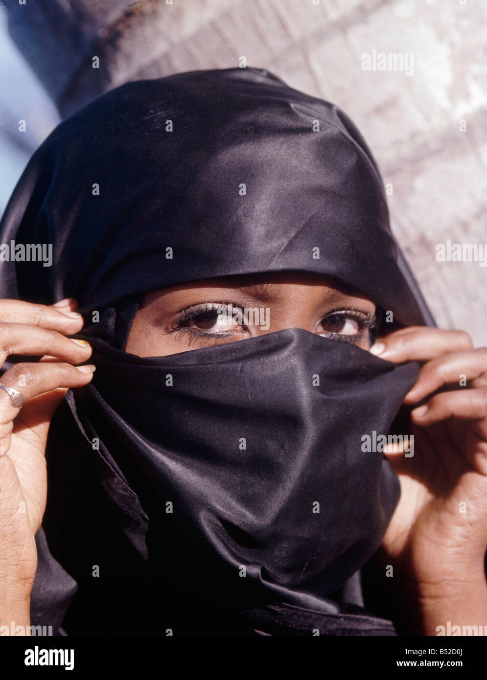 Femme voilee musumane voilee femme musulmane portant le niqab musulmans Comores l'islam religion islamique vêtements religieux couvrir modes modeste Banque D'Images