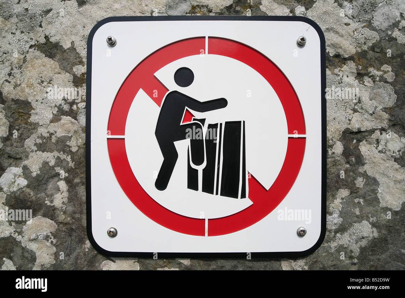Panneau d'avertissement ne pas monter le mur de pierre, les Falaises de Moher, Irlande Banque D'Images