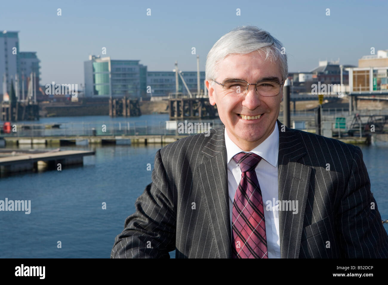 Martin Sykes, directeur exécutif de commerce de gouvernement. La baie de Cardiff. Banque D'Images