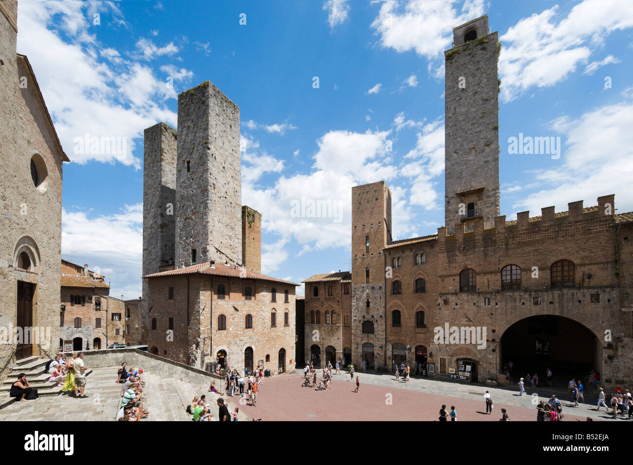 Vue sur la Piazza Duomo et tours historiques de l'extérieur de la Collegiata (Duomo), San Gimignano, Toscane, Italie Banque D'Images