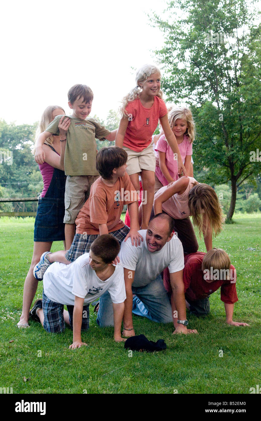 Oncle & cousins forment la base du style de la famille pyramide humaine  solde au pique-nique en plein air d'été Photo Stock - Alamy