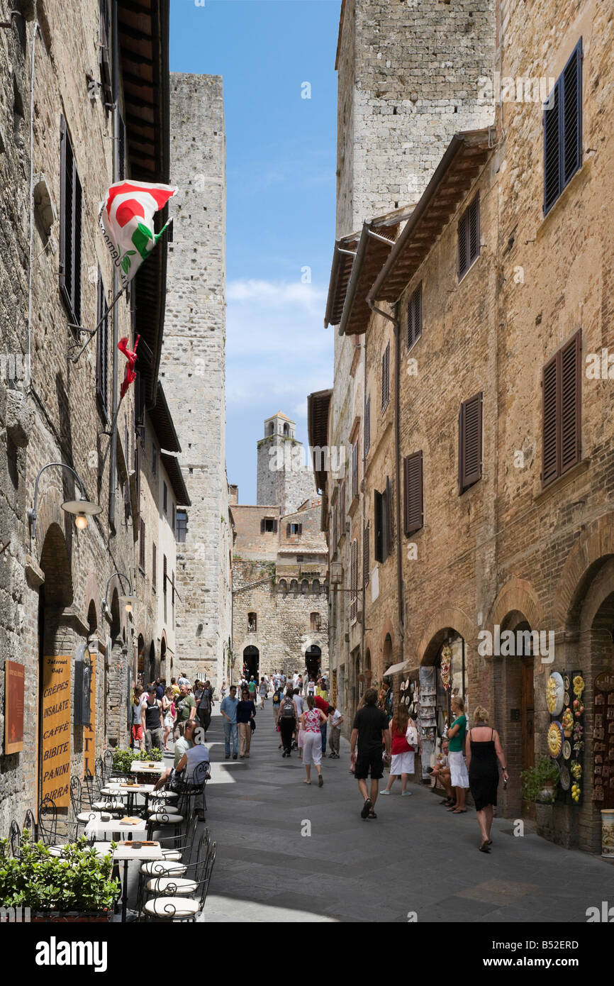 Rue typique de la vieille ville, San Gimignano, Toscane, Italie Banque D'Images