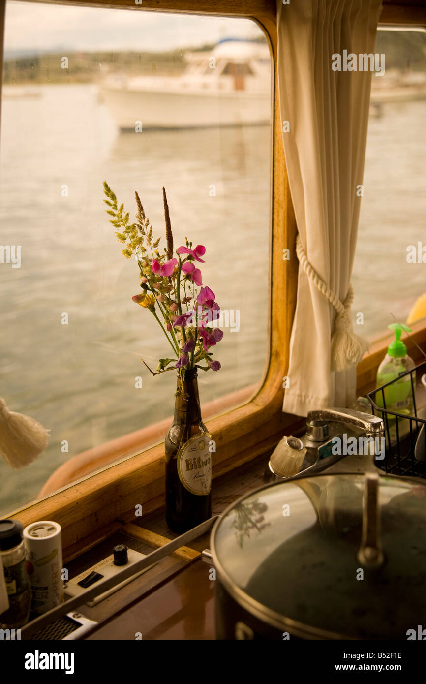 Vase de fleurs sur le bateau Lopez Island îles San Juan l'État de Washington Banque D'Images