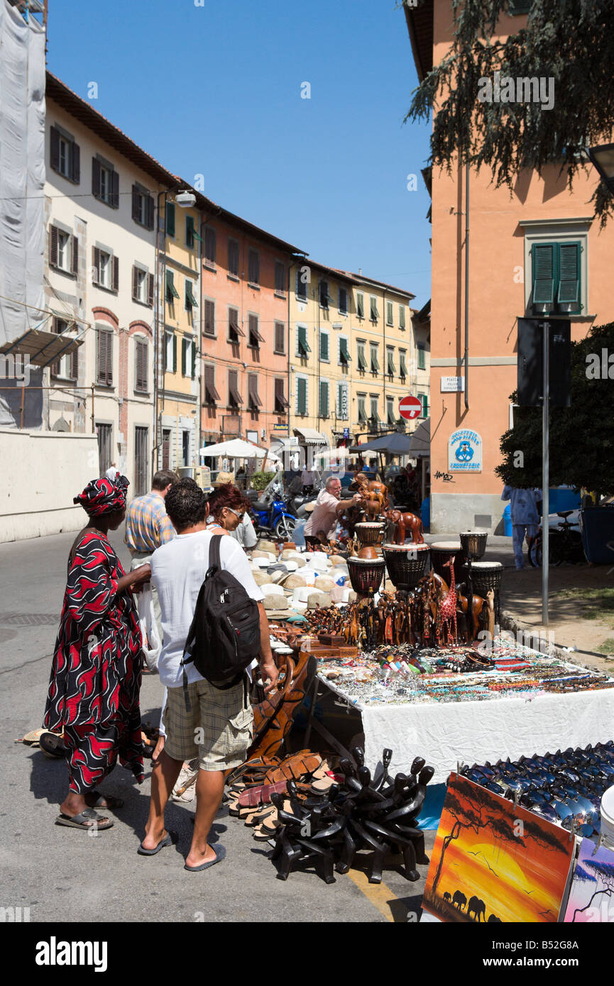 La rue du marché de la Via Santa Maria, Piazza Felice Cavallotti, Pise, Toscane, Italie Banque D'Images