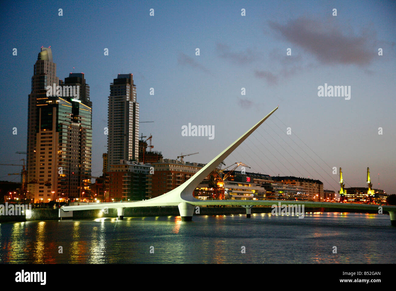 Mars 2008 - nuit vue sur Puerto Madero et le pont Puente de la Mujer Buenos Aires Argentine Banque D'Images