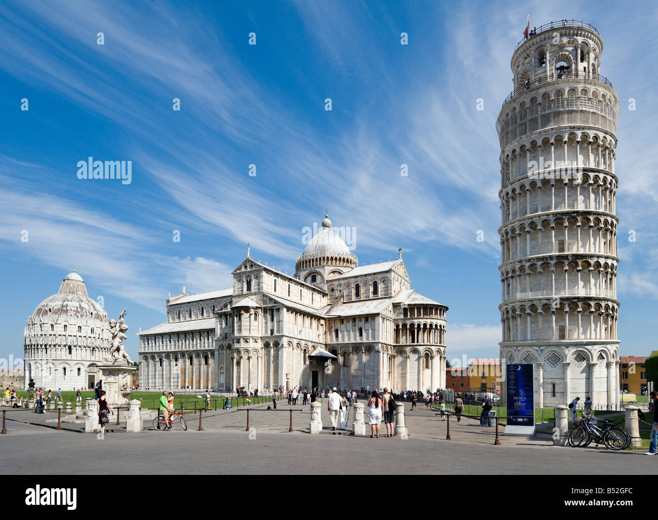 Le baptistère, le Duomo et de la Tour de Pise, la Piazza dei Miracoli, Pisa, Toscane, Italie Banque D'Images