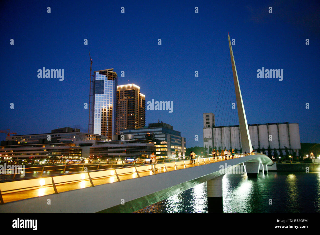 Mars 2008 - nuit vue sur Puerto Madero et le pont Puente de la Mujer Buenos Aires Argentine Banque D'Images