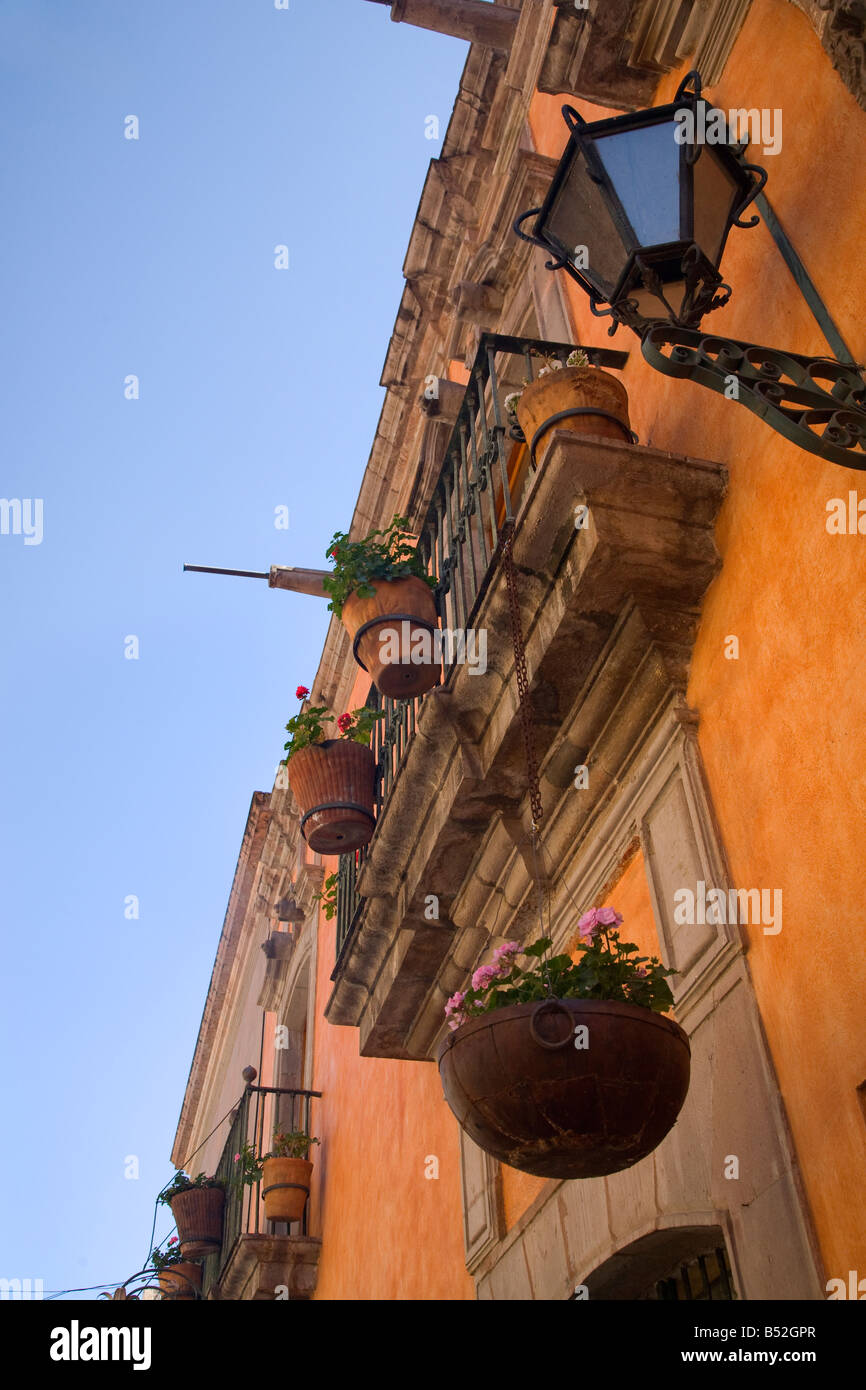 Adobe Orange Fleurs balcons mur l'écoulement des eaux pluviales Queretaro Mexique Banque D'Images