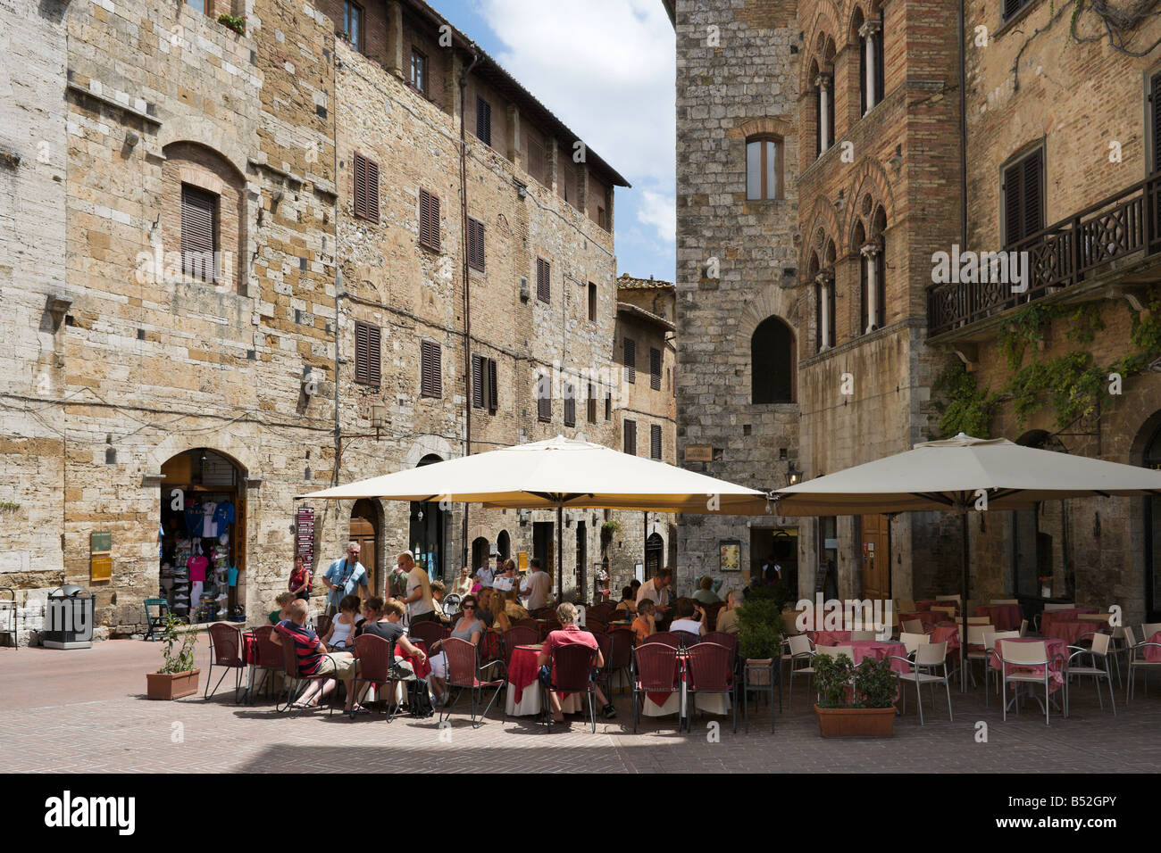 Café sur la Piazza della Cisterna, dans le centre de la vieille ville, San Gimignano, Toscane, Italie Banque D'Images