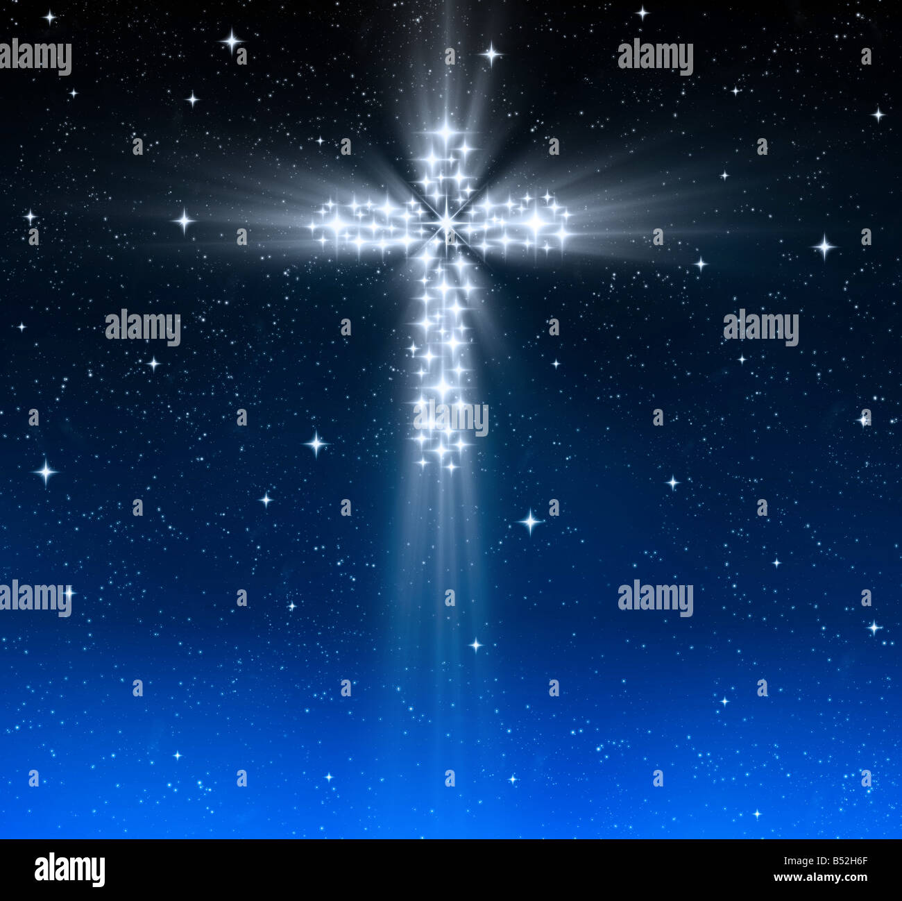Grande croix chrétienne rayonnante dans ciel étoilé Banque D'Images