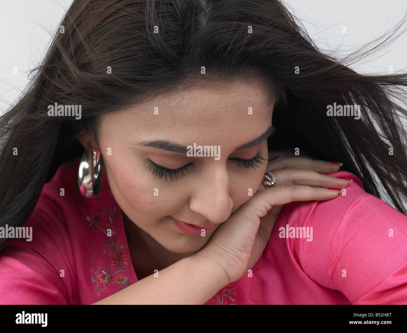 Une femme asiatique timide d'origine indienne Banque D'Images