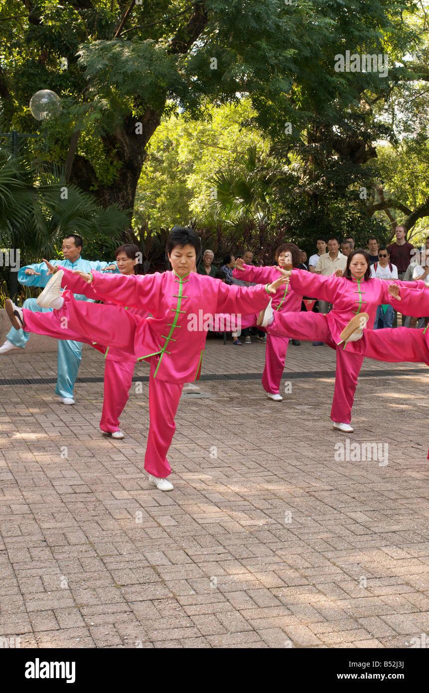 Démonstration de tai chi, du parc de Kowloon, Hong Kong Banque D'Images