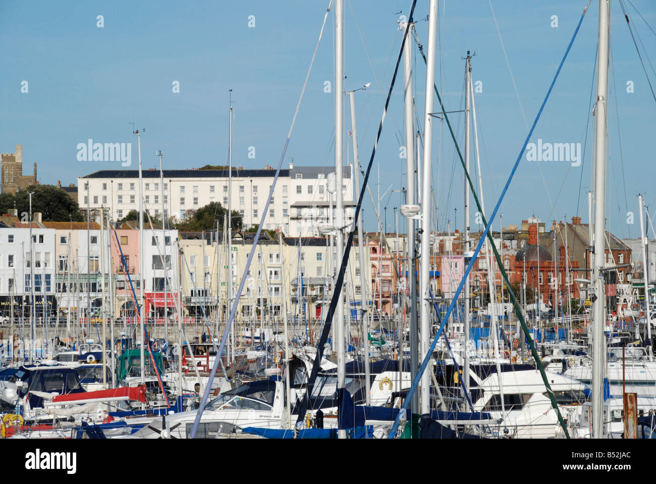 Yachts à Ramsgate Kent Angleterre Royal Marina Banque D'Images