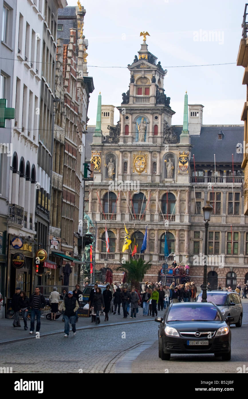 Une rue et l'hôtel de ville sur la Grand Place, Grote Markt , Anvers, Belgique Banque D'Images