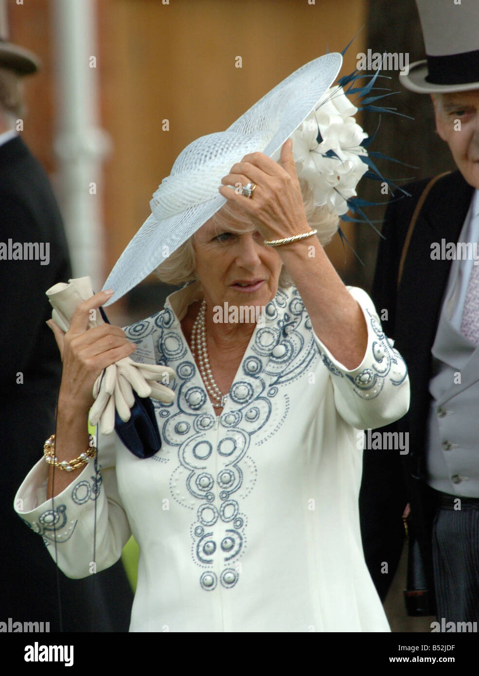 Camilla, Duchesse de Cornwall tient son chapeau qu'elle marche sur un jour  de vent à Royal Ascot Races 19 juin 2007&# 13 ;&# 10 Photo Stock - Alamy