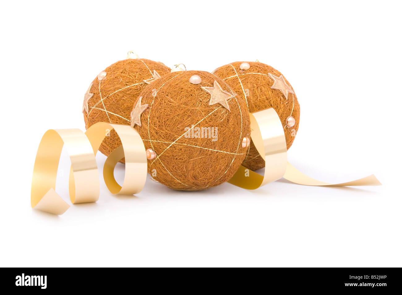 Trois boules de Noël et un ruban isolé sur fond blanc Banque D'Images