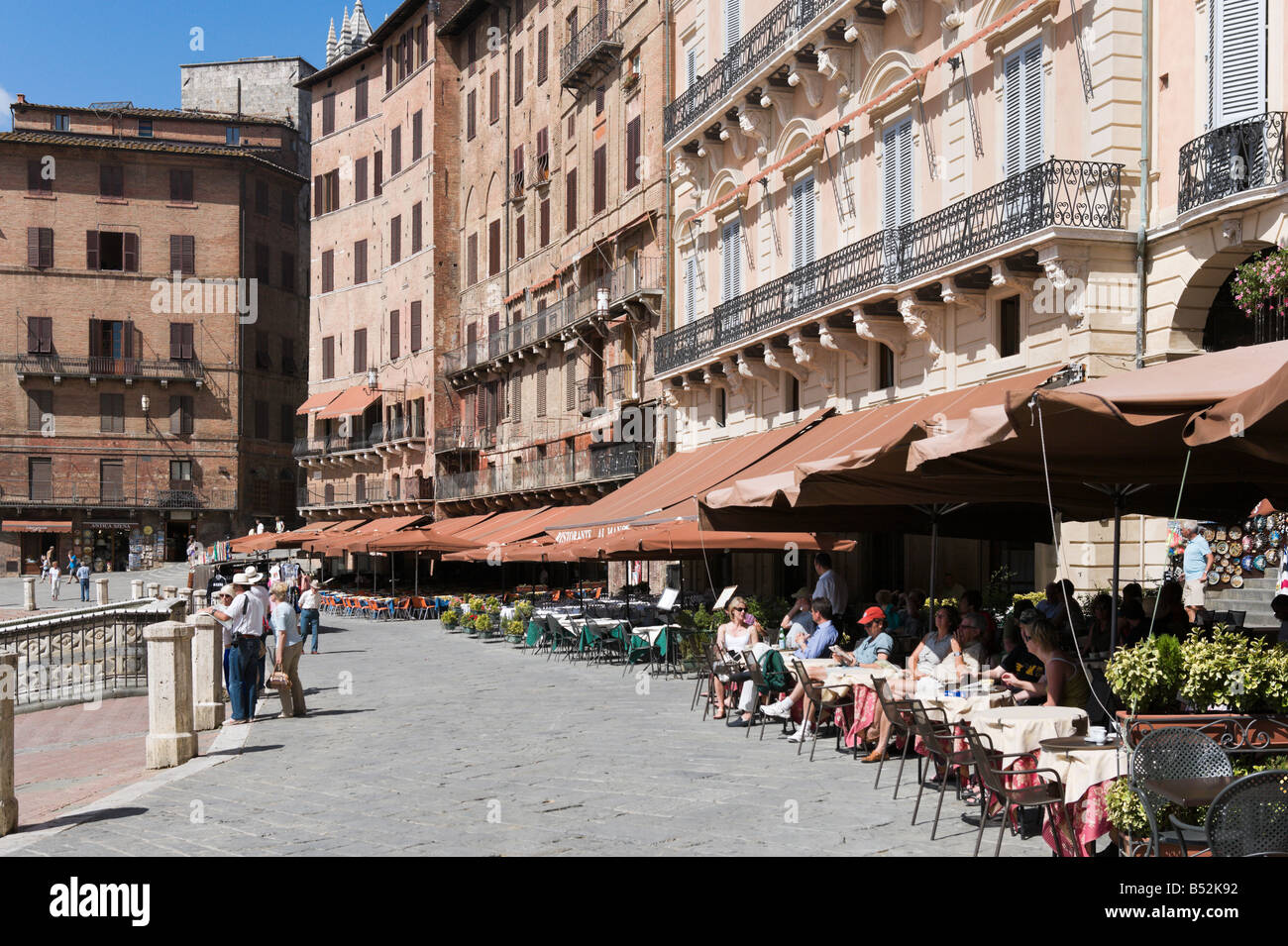 Des terrasses de cafés, dans le Campo de Sienne Toscane Italie Banque D'Images