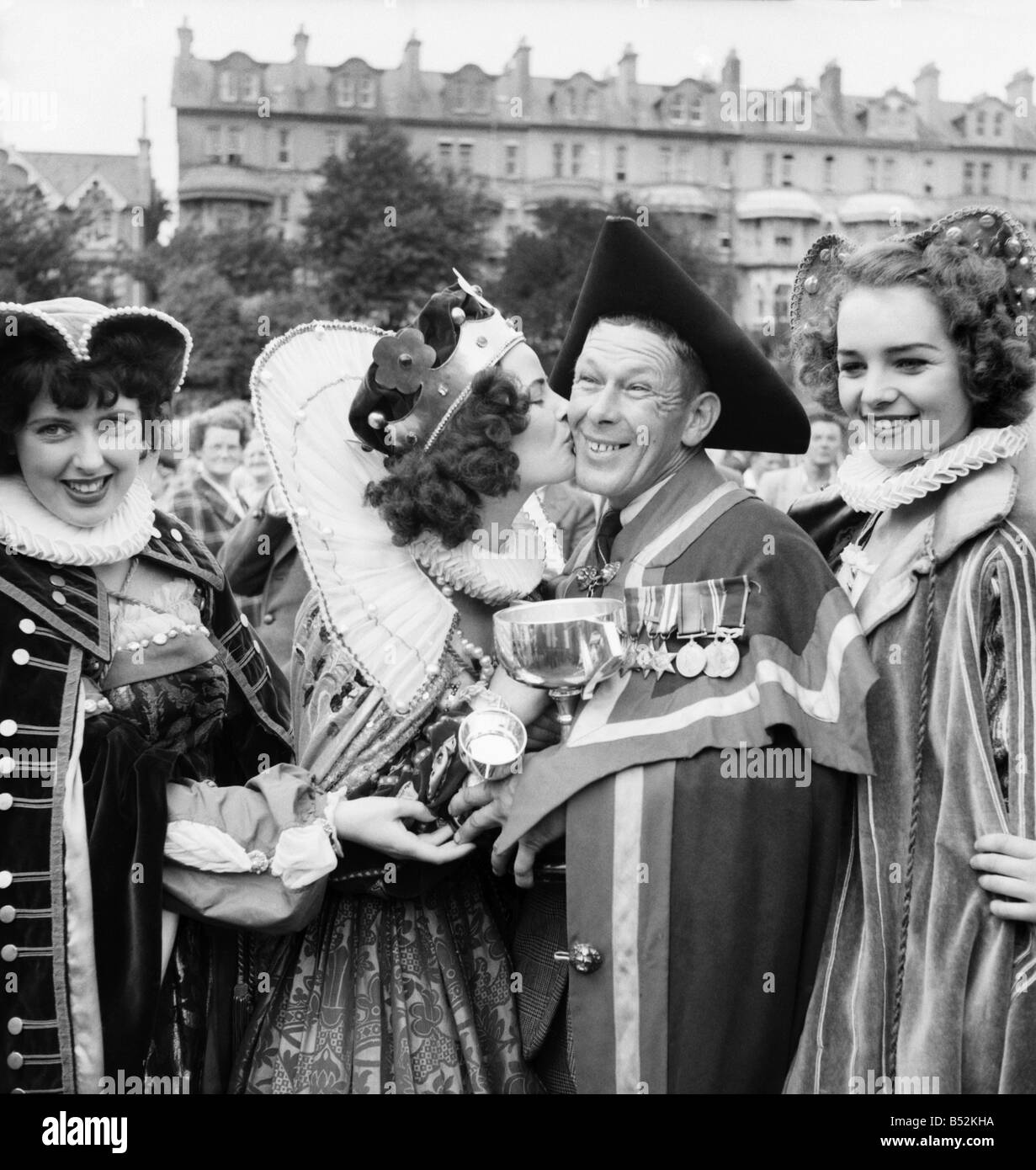 Championnat National "Crieurs", Hastings. 'Ben Johnson,' 'gagnant', est embrassé par 'Rebecca' Bilsby, reine du carnaval. Juillet 1952 Banque D'Images