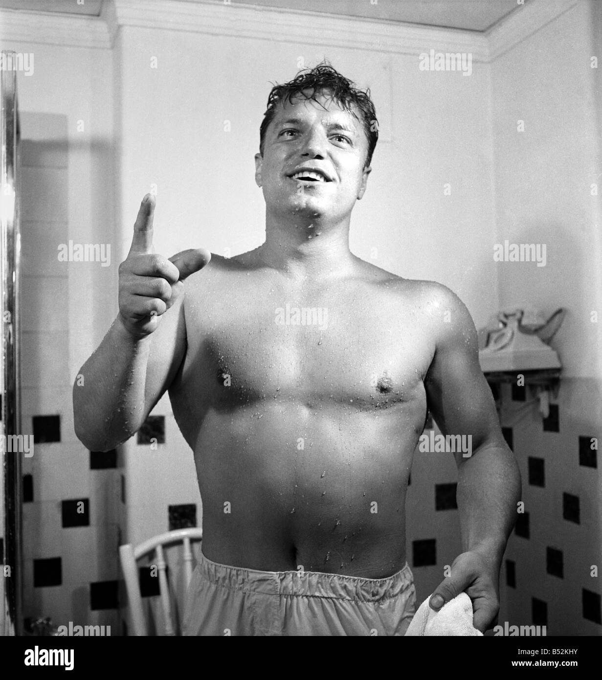 La chanteuse américaine Guy Mitchell dans sa chambre d'hôtel à la Savoie après son arrivée au Royaume-Uni. Juillet 1952 C3619 Banque D'Images