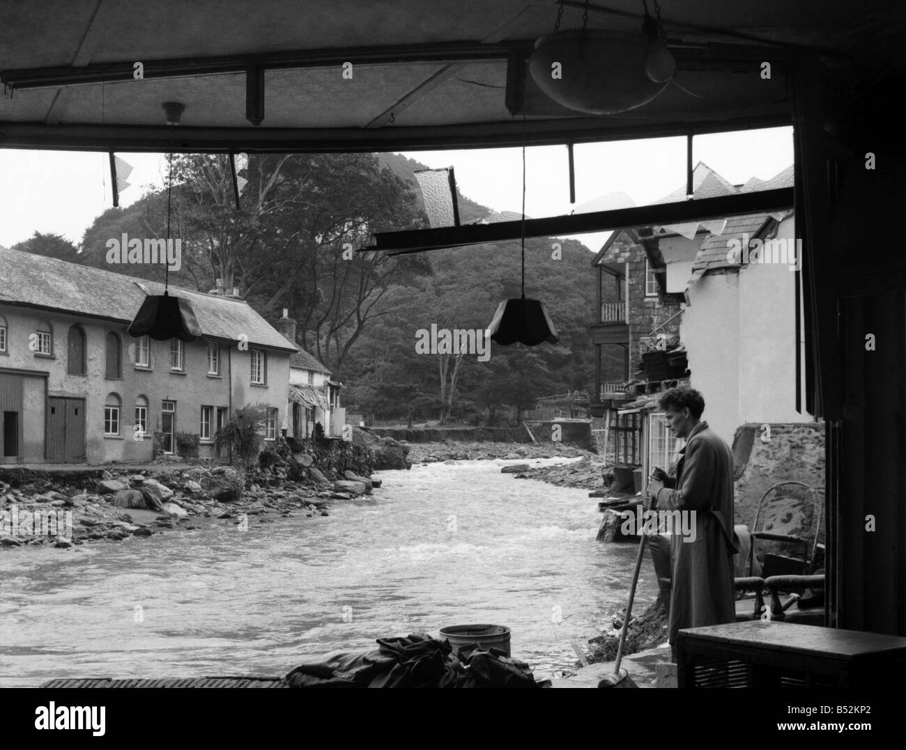 La scène en Dulverton où une femme a été emportée dans sa maison après la rivière a augmenté de vingt pieds de haut dans l'espace de quelques minutes . Août 1952 C4090 Banque D'Images