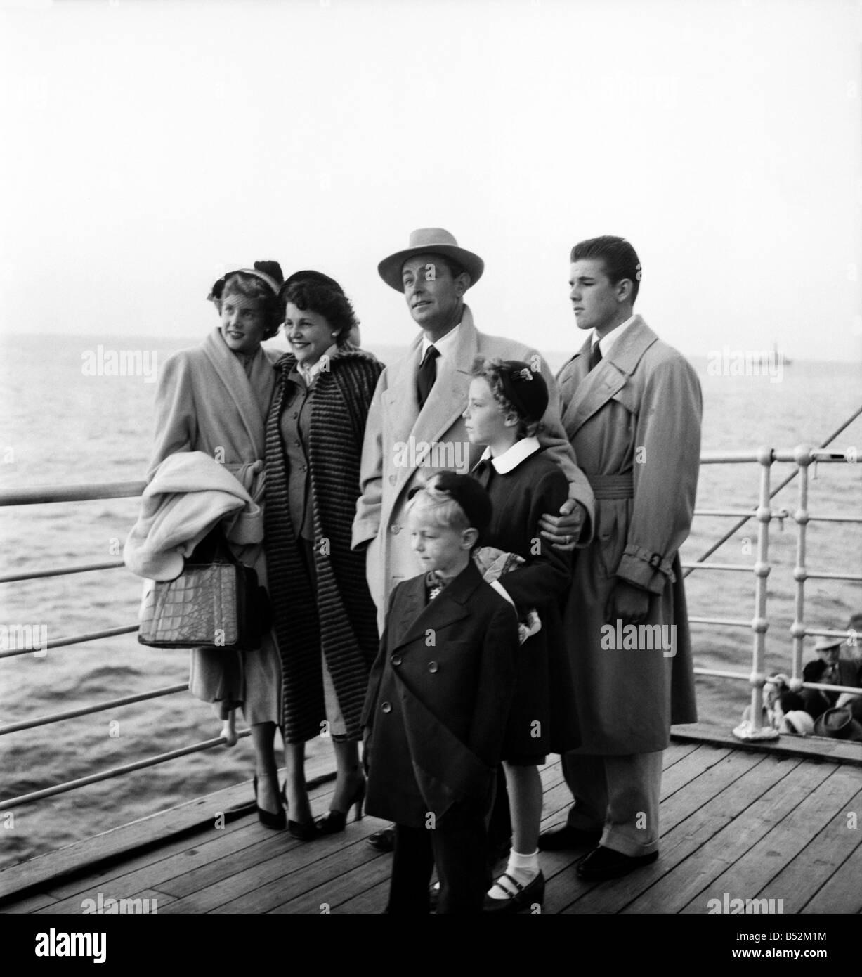 Acteur de film Alan Ladd et femme Sue et de la famille qu'on voit ici sur le pont du paquebot à l'Angleterre. Septembre 1952 Banque D'Images