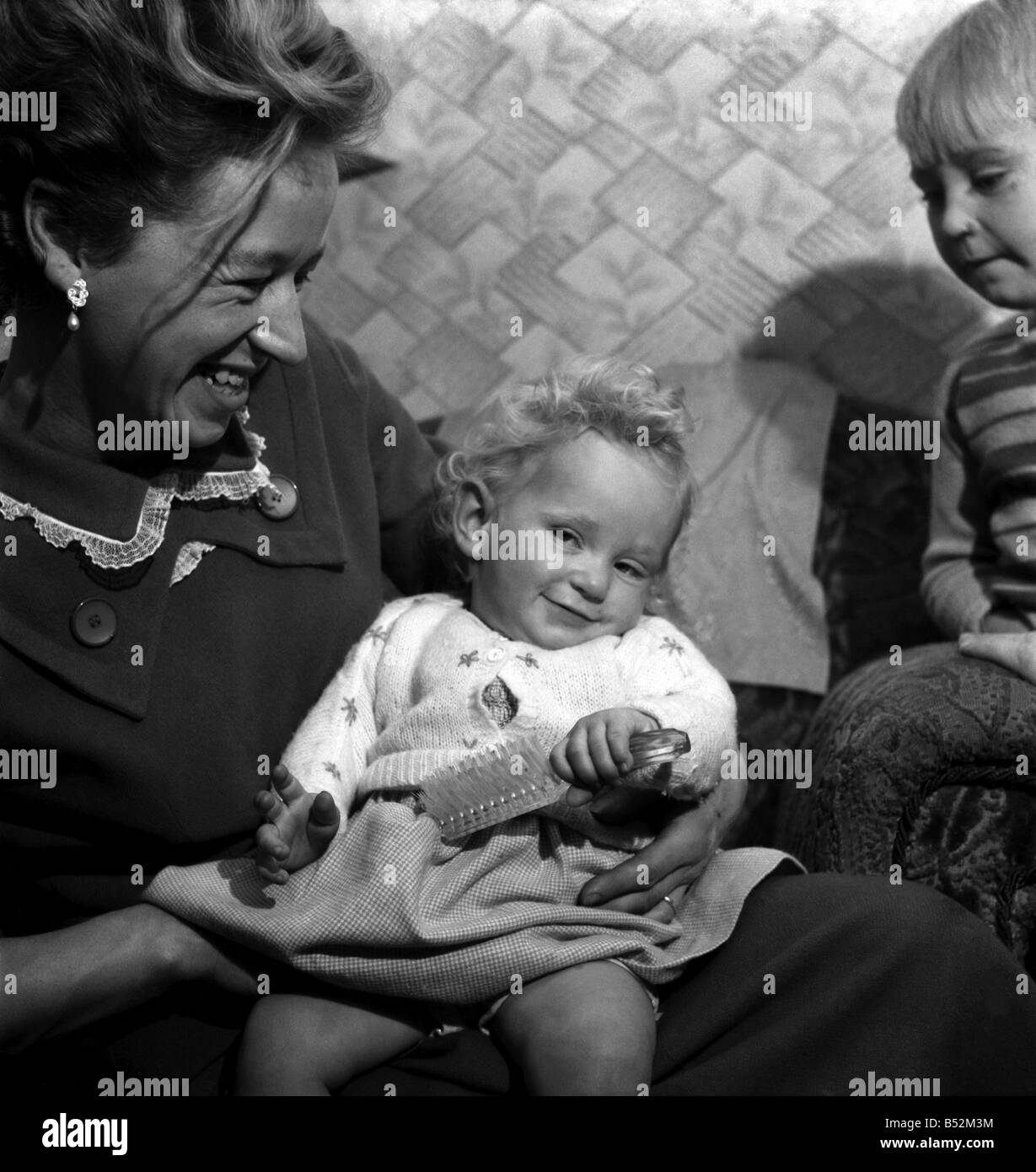 Georgina Brown - qui a restauré la vue. Mère avec les enfants. Octobre 1952 C5112-001 Banque D'Images
