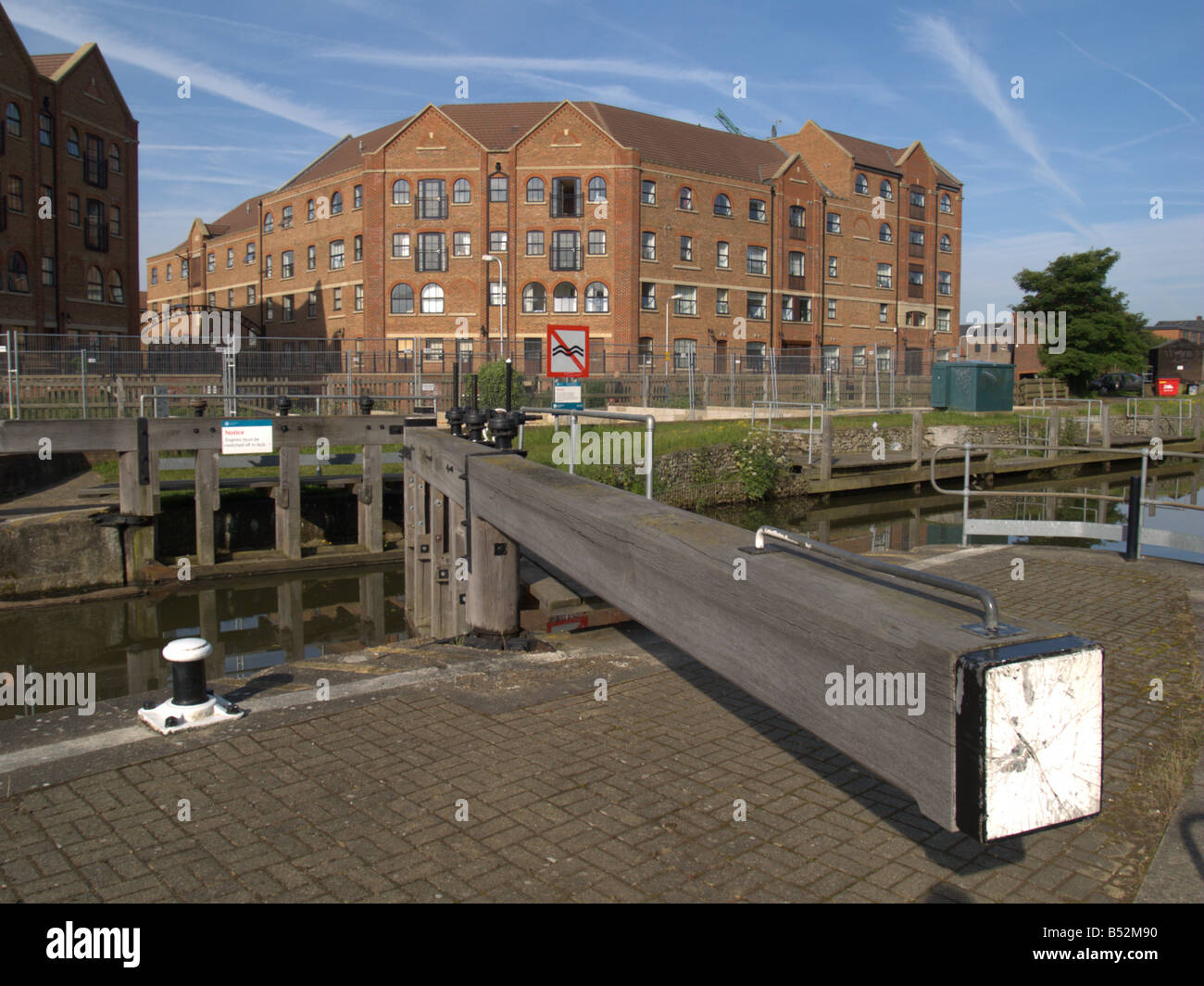 Nouveaux appartements de l'eau sécheresse inondation du bras de commande de débit rivière Medway ville lock tonbridge Kent England uk europe Banque D'Images