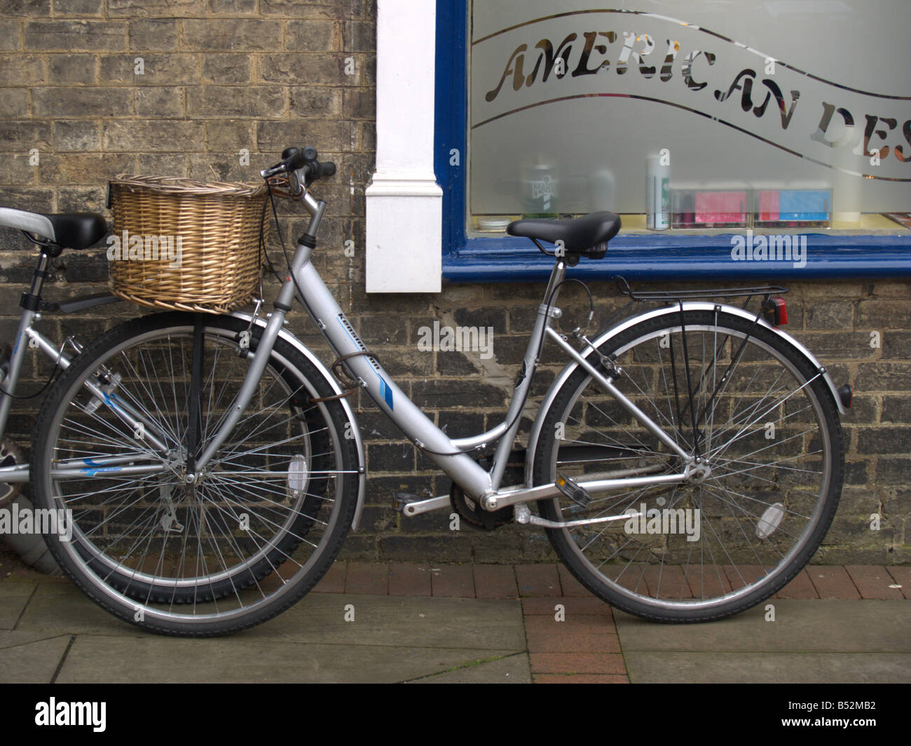Style années 50 mesdames femme vélo avant arrière ely Cambridgeshire Fens l'Angleterre Angleterre europe Banque D'Images