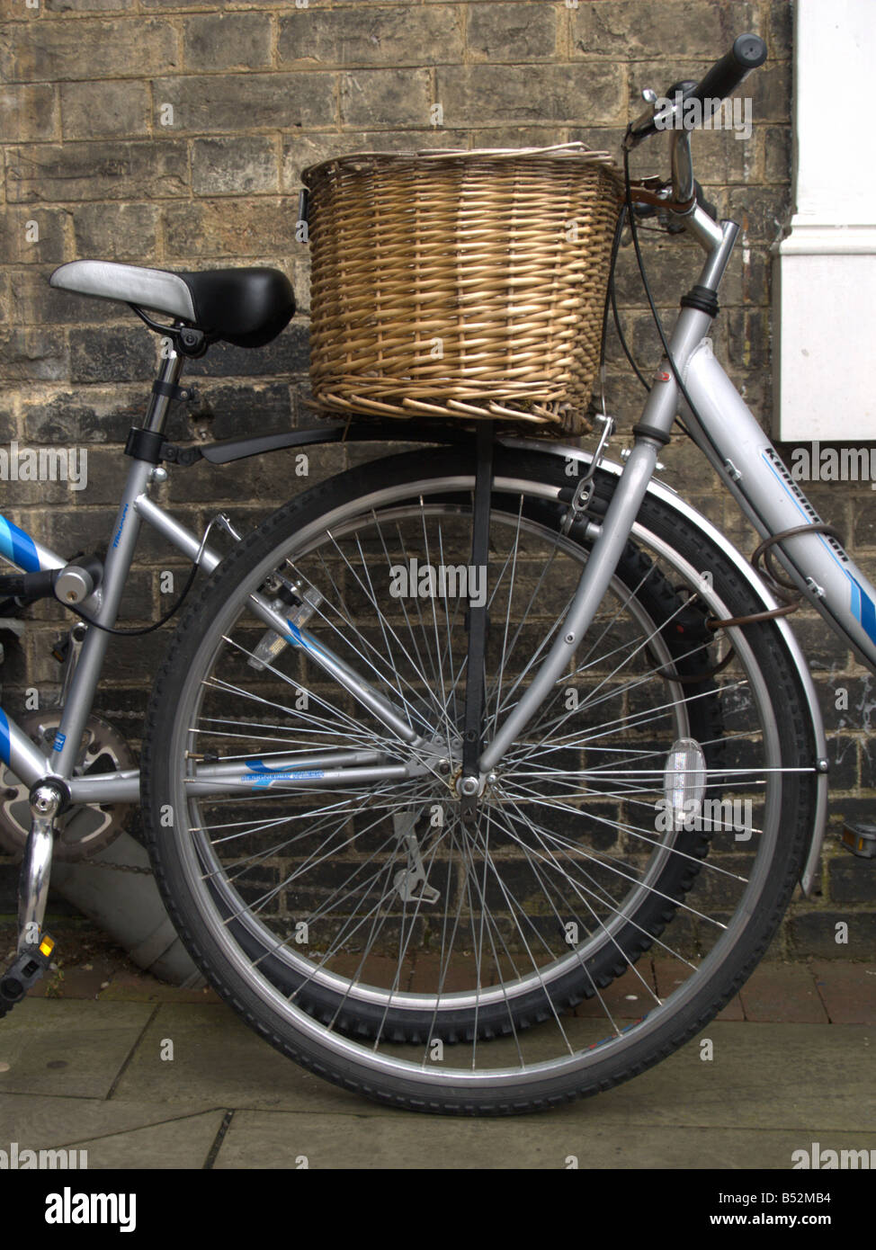 Style années 50 mesdames femme vélo avant arrière ely Cambridgeshire Fens l'Angleterre Angleterre europe Banque D'Images