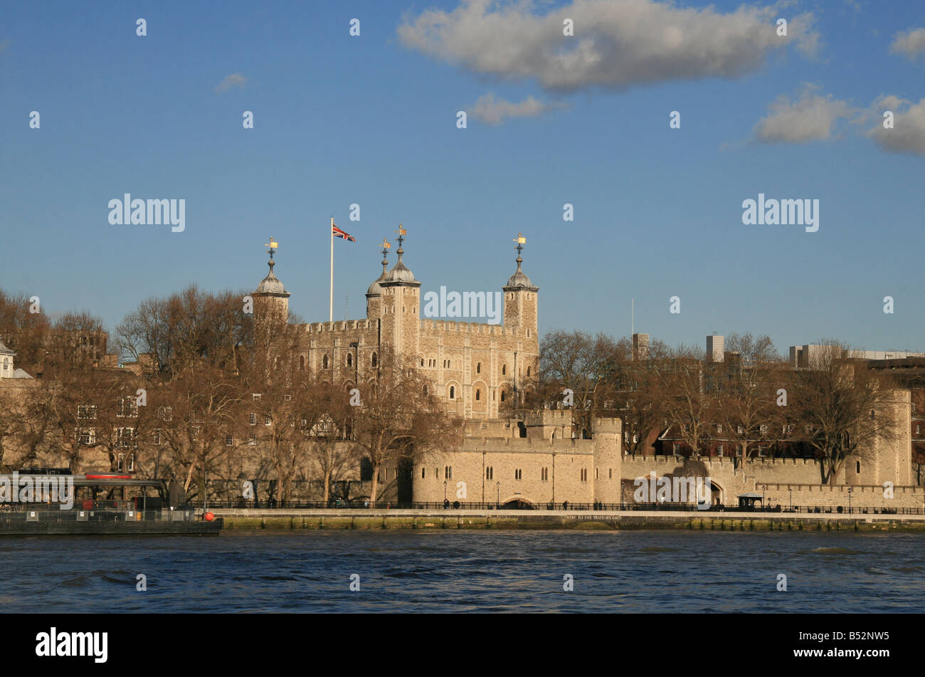 L'Union européenne drapeau flotte au-dessus de la Tour Blanche à la Tour de Londres, sur la Tamise, Londres, Angleterre. Banque D'Images
