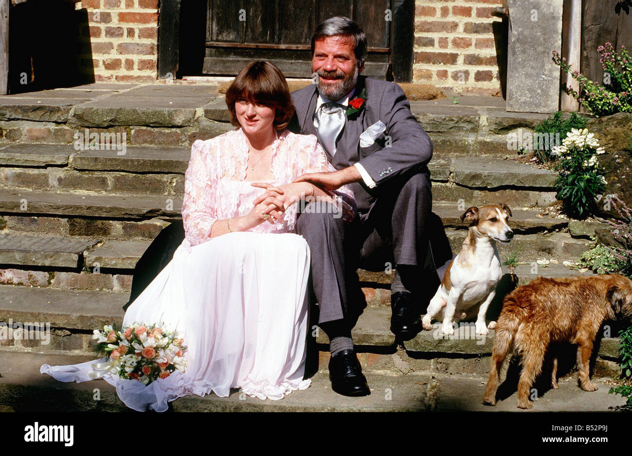 Oliver Reed avec son épouse Joséphine Burge le jour de leur mariage