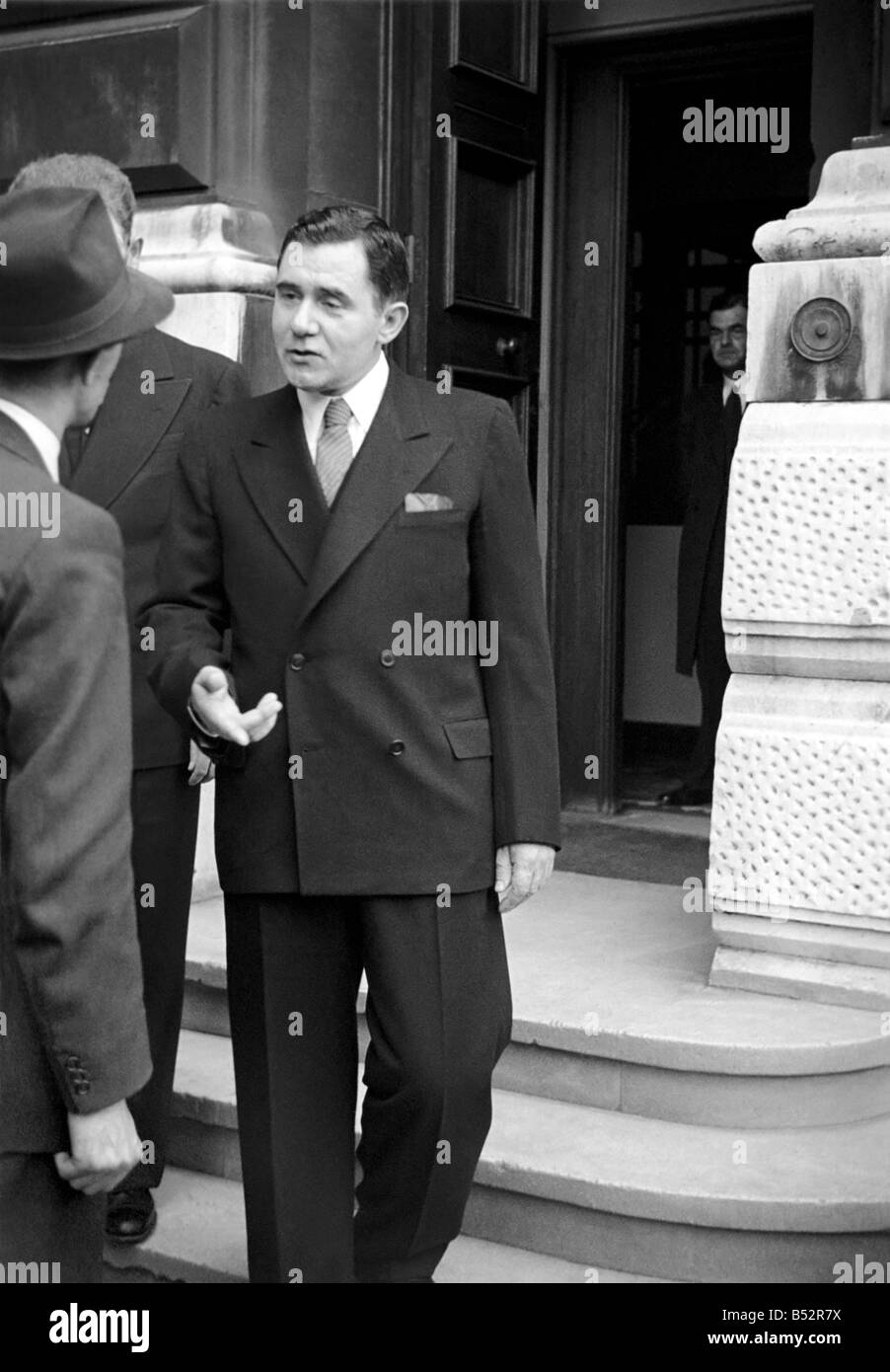 Le Ministre russe des Affaires étrangères, Andrei Gromyko au Foreign Office à Londres. &# 13 ;&# 10;Août 1952 &# 13 ;&# 10;C3948-001 Banque D'Images Le Ministre russe des Affaires étrangères, Andrei Gromyko au Foreign Office à Londres. &# 13 ;&# 10;Août 1952 &# 13 ;&# 10;C3948-001 Banque D'Images